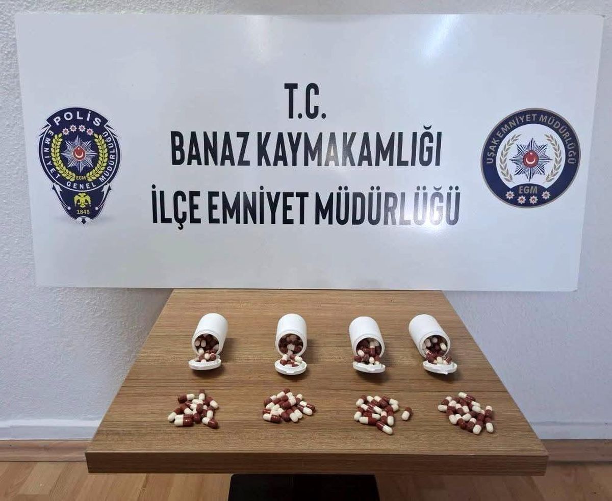 Uşak'ta polisten kaçan araçtan atılan poşette 197 adet sentetik ecza hapı ele geçirildi