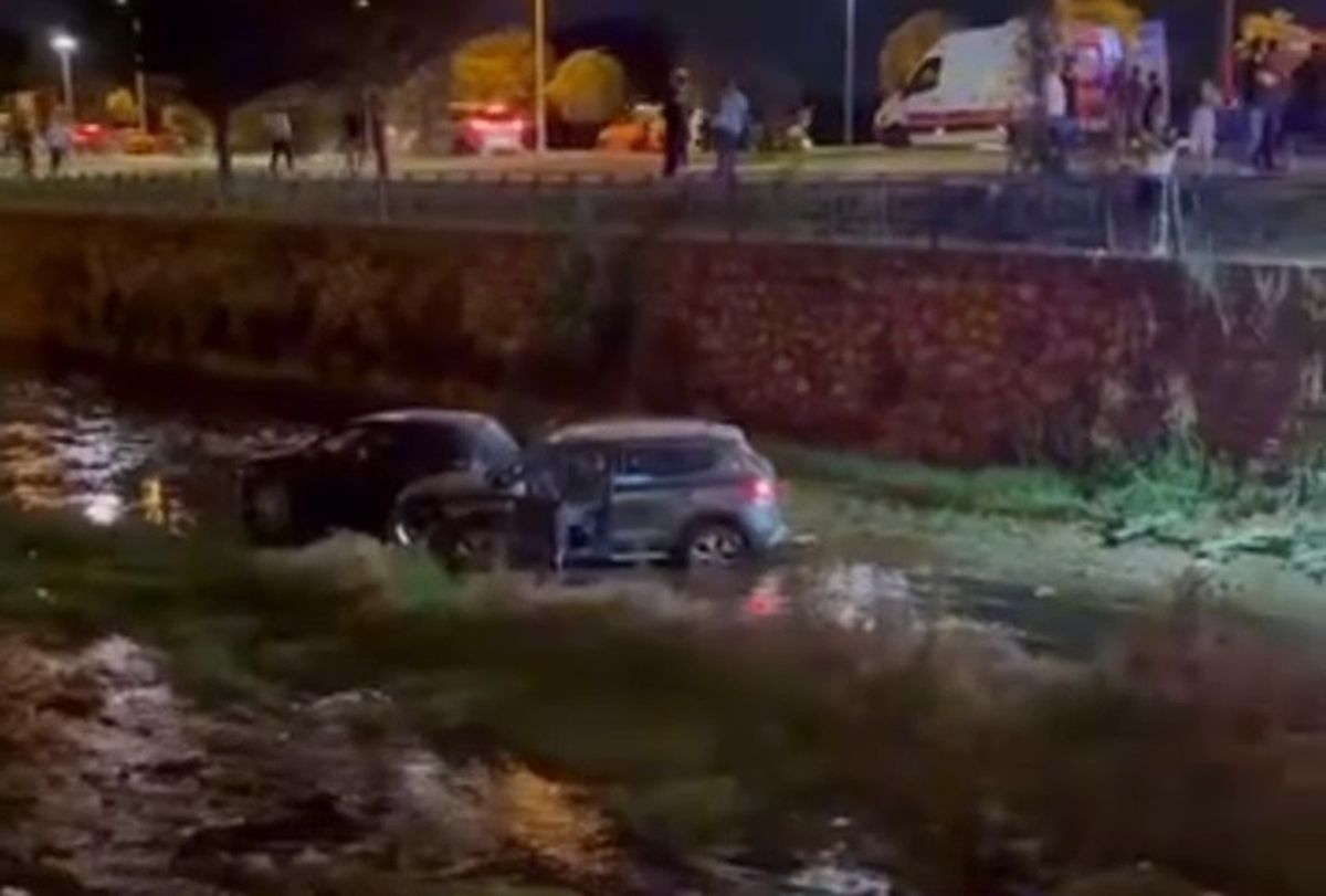 Bursa'da makas atarak dereye uçan otomobilin kaza sonrası görüntüsü.