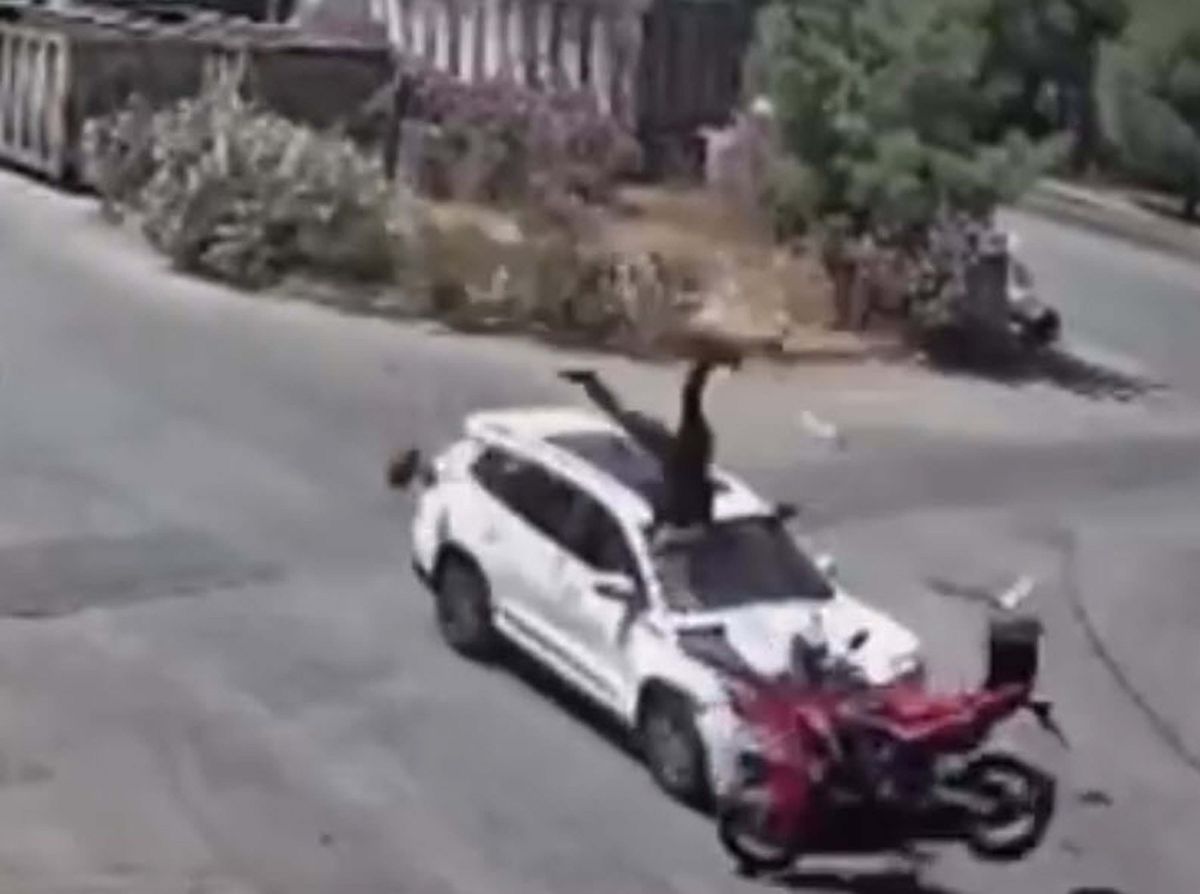 İzmir Bornova'da meydana gelen trafik kazasının olay yeri görüntüsü