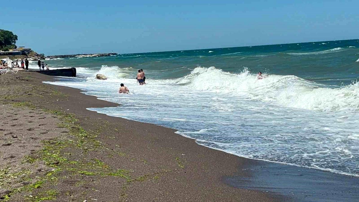 Akçakoca'da dalga boyu 2 metreyi aştı