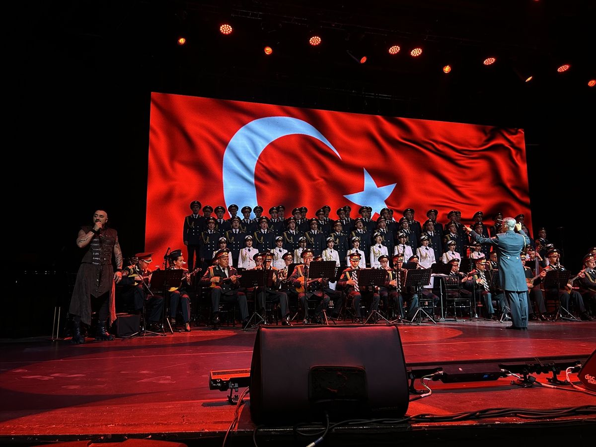 Aleksandrov Rus Kızılordu Korosu ve Hayko Cepkin Harbiye Açıkhava Sahnesi'nde konser verirken