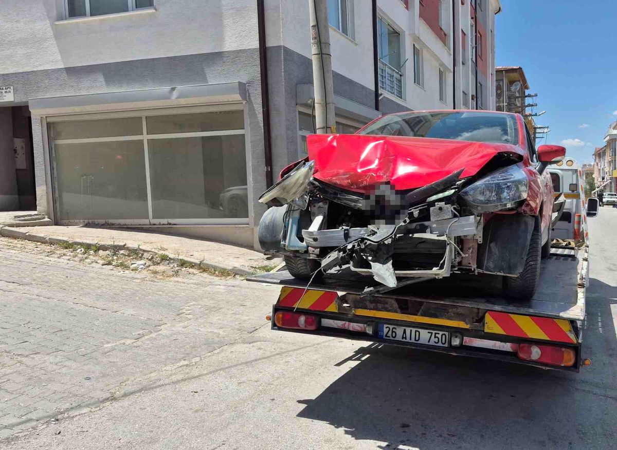 Alkollü ve ehliyetsiz sürücünün kullandığı otomobil, park halindeki araçlara çarptı