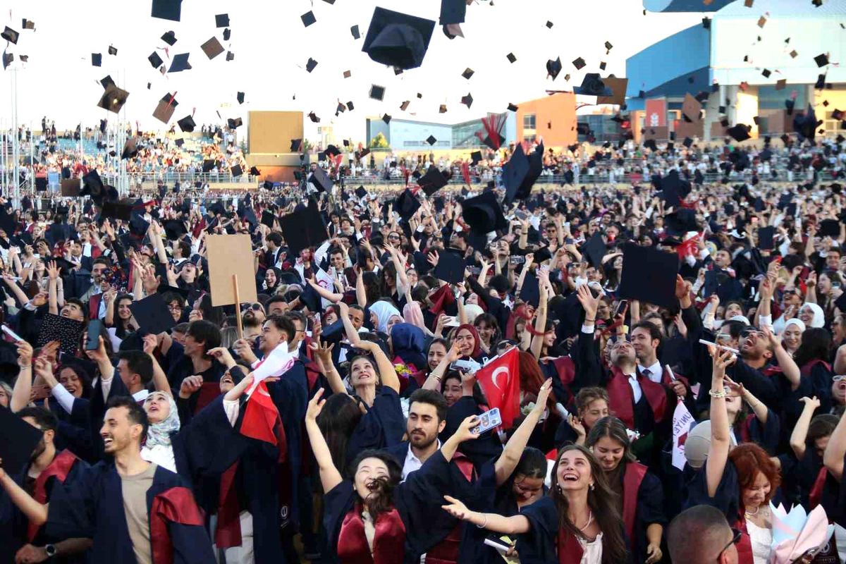 Anadolu Üniversitesi'nde mezuniyet coşkusu: 5 binden fazla öğrenci kep attı