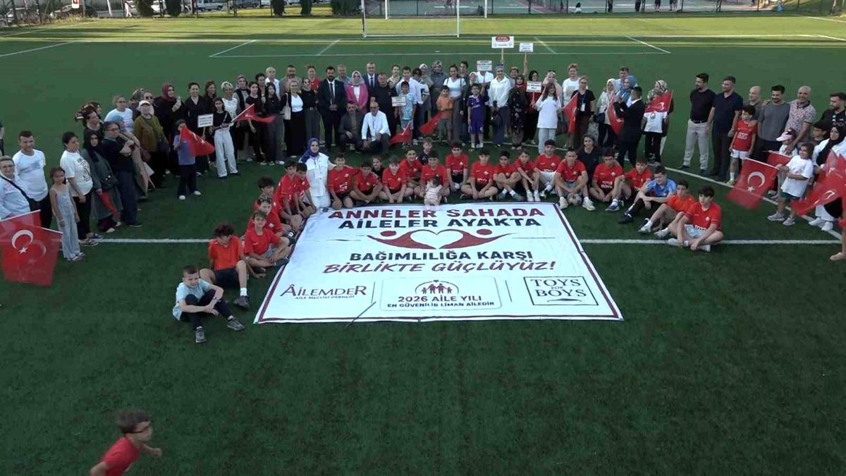 Bursa'da anneler ve futbolcular madde bağımlılığına karşı sahaya çıktı