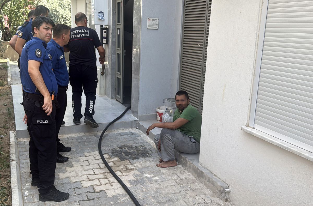 Antalya'da bir evde çıkan yangına itfaiye ekiplerinin müdahalesi