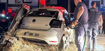 Antalya'da aydınlatma direğine çarpan otomobilin sürücüsü öldü