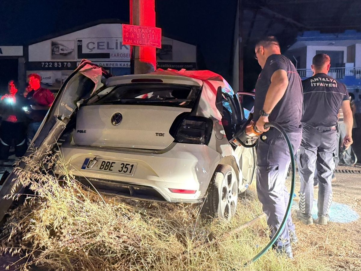 Antalya'da aydınlatma direğine çarpan otomobilin sürücüsü öldü