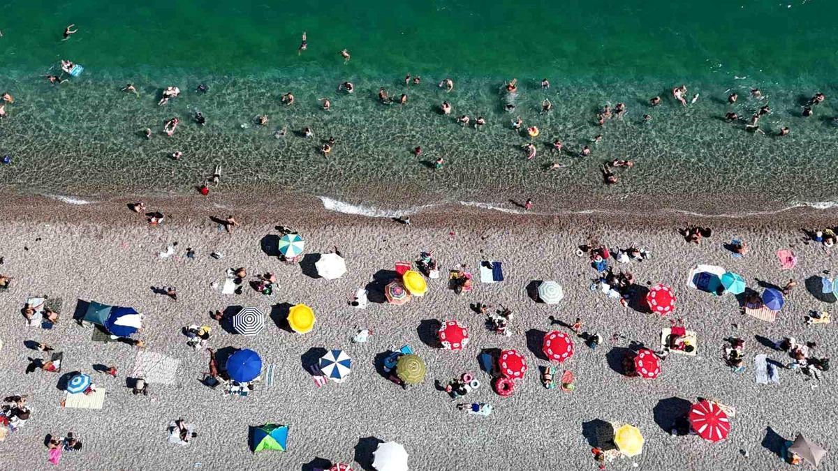 Antalya'da sıcak havada yoğunluk oluşan Konyaaltı Sahili
