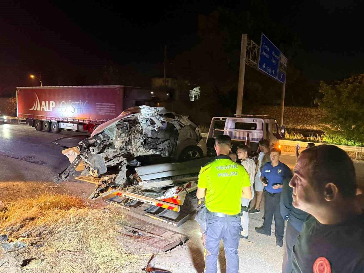 Antalya'da trafik kazası sonrası işçi barakasına giren otomobil motoru.