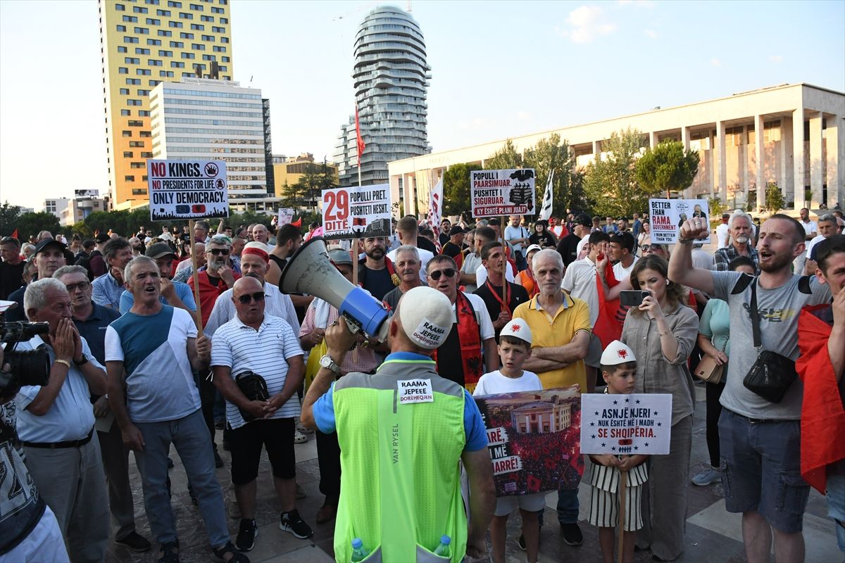 Arnavutluk'un Zvernec bölgesinde turizm projesine karşı düzenlenen protestodan görüntü.