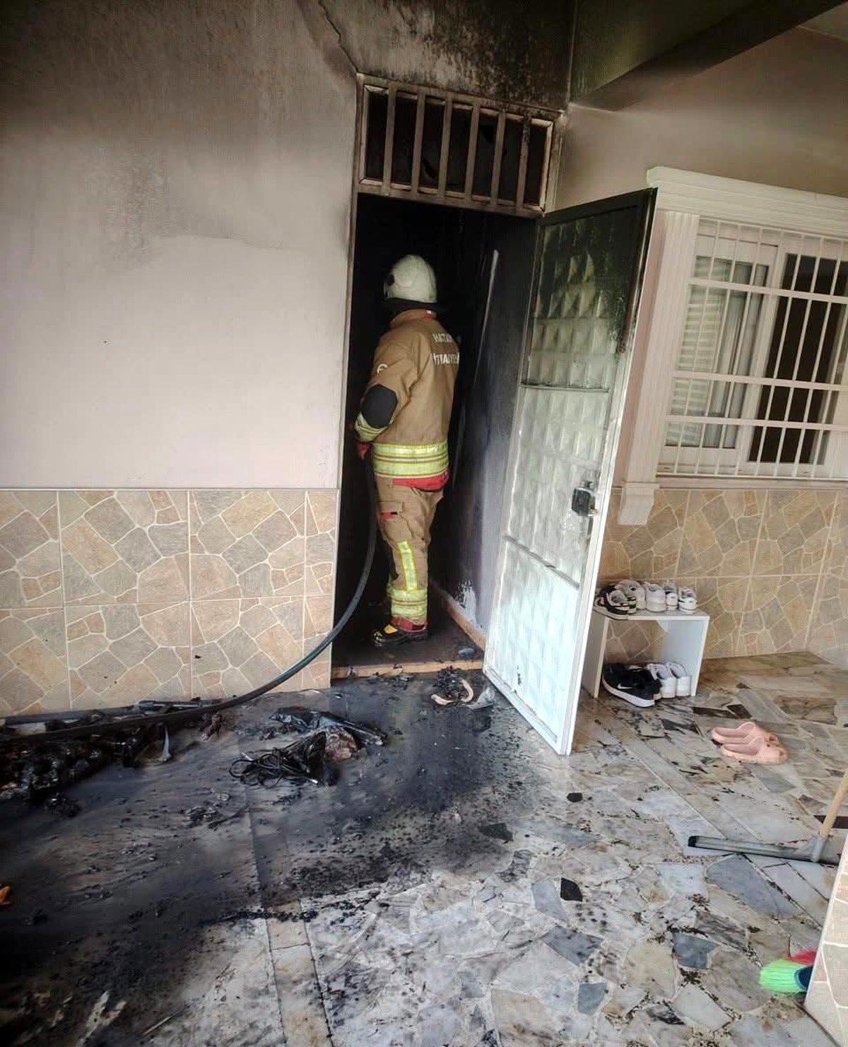 Hatay Arsuz'da bir evin depo bölümünde çıkan yangın itfaiye ekiplerinin müdahalesiyle söndürüldü.