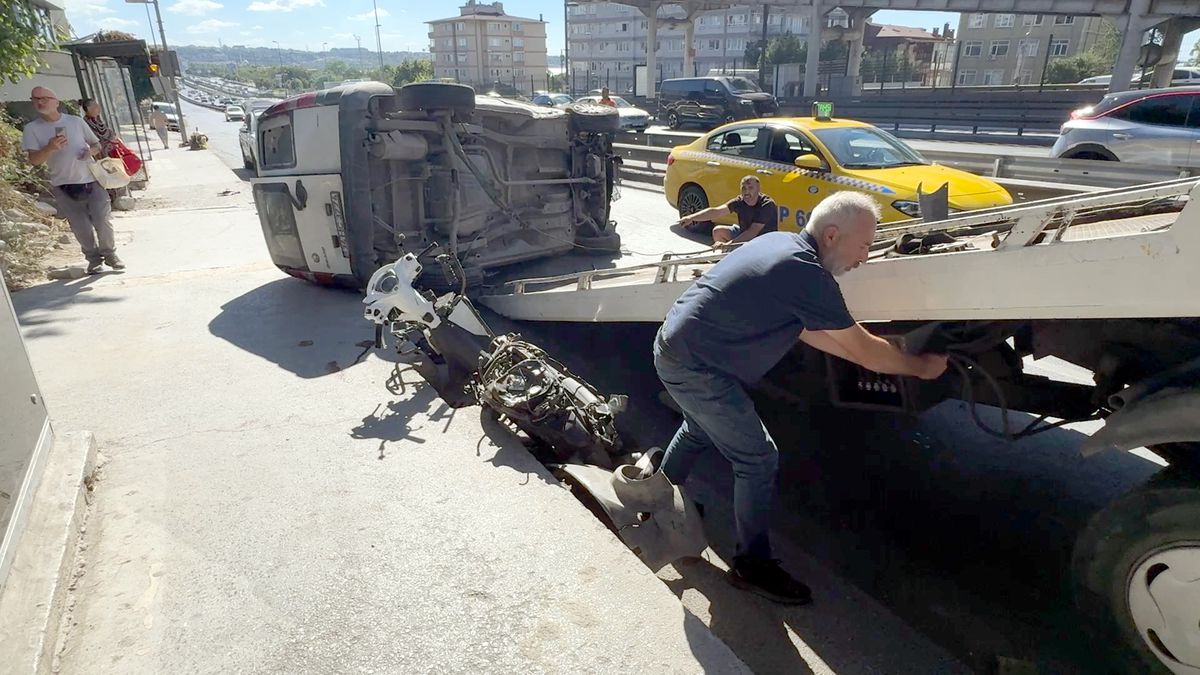 Avcılar'da hafif ticari araç motosiklete çarpıp yan yola devrildi: 2 yaralı