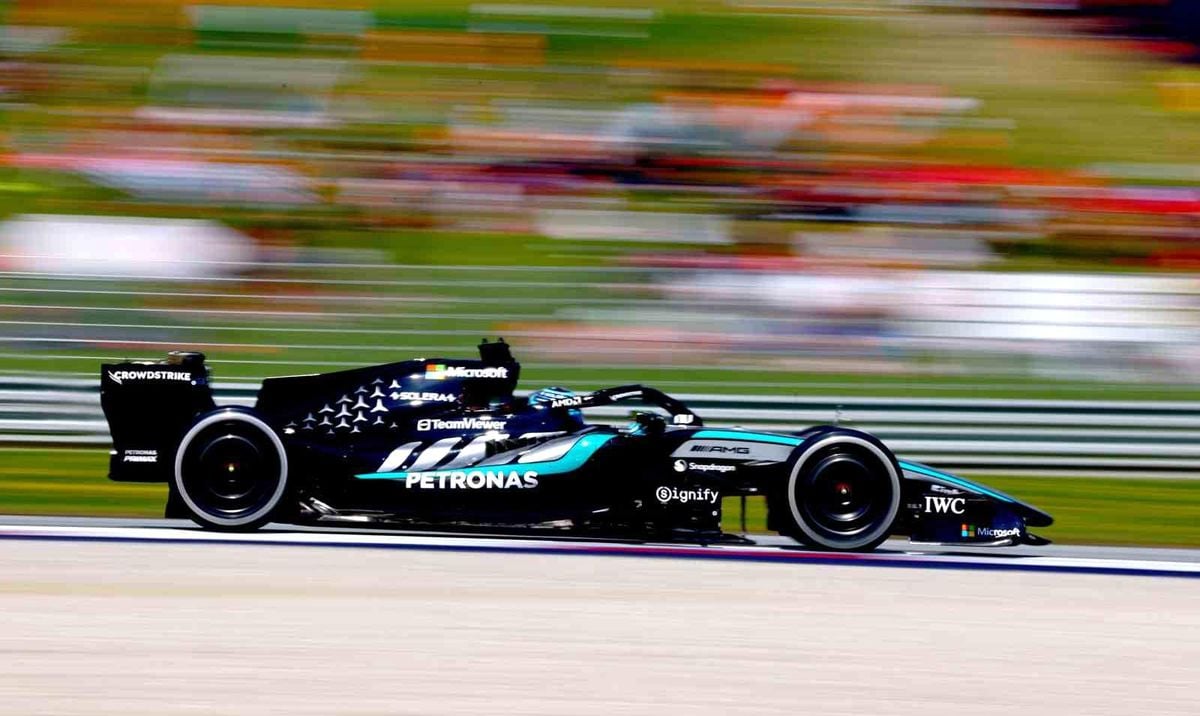 George Russell, Formula 1 Avusturya Grand Prix'inde zafer kupasını kaldırıyor.