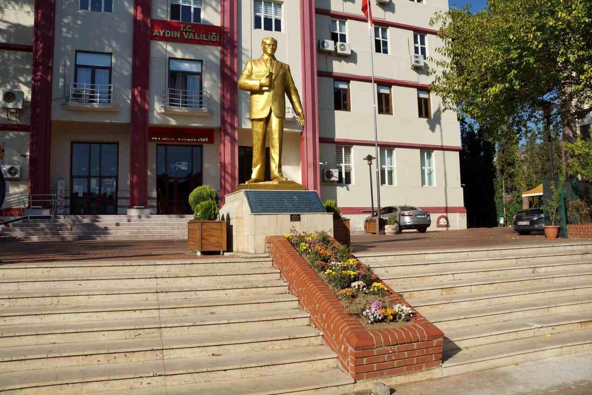 Kuşadası limanında bekleyen kruvaziyer gemileri