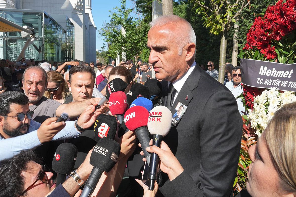 Kültür ve Turizm Bakanı Mehmet Nuri Ersoy, Kadir İnanır'ın cenaze töreninde