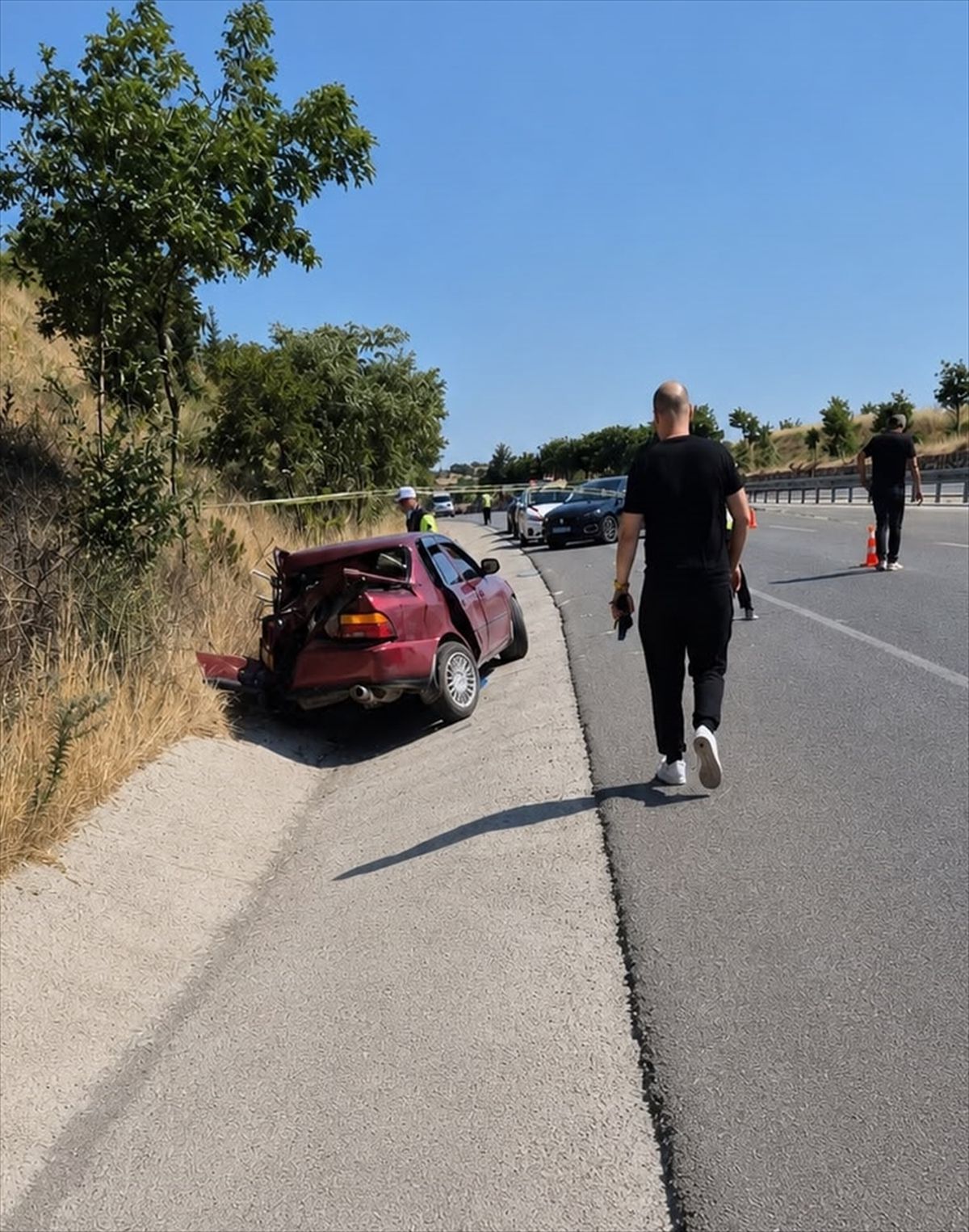 Balıkesir'in Bigadiç ilçesinde meydana gelen trafik kazasında süt tankerinin otomobile çarpması sonucu hasar gören araçlar.