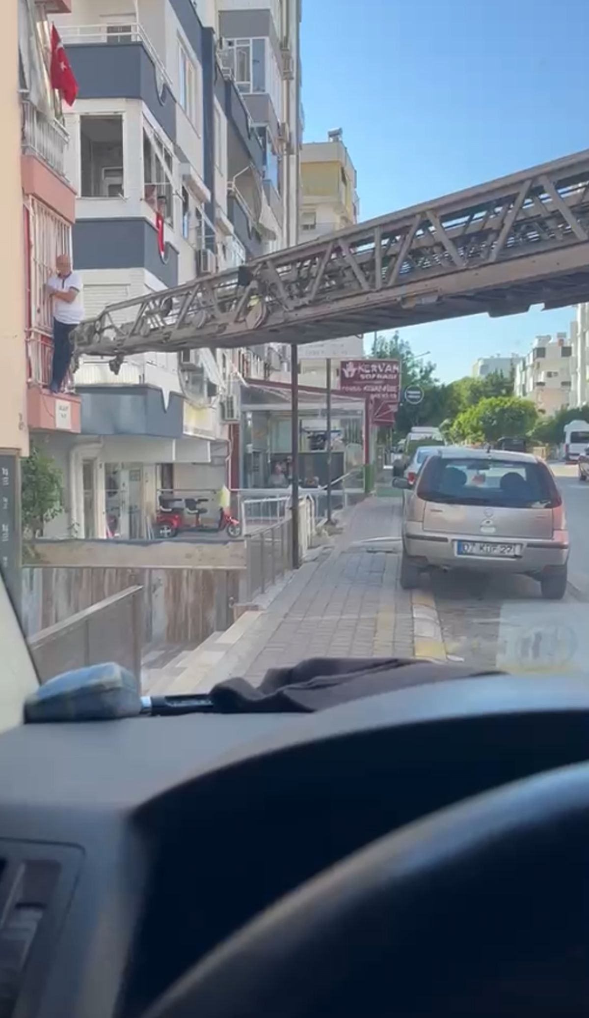 Antalya'da itfaiyenin mahsur kalan kişiyi kurtarma anı