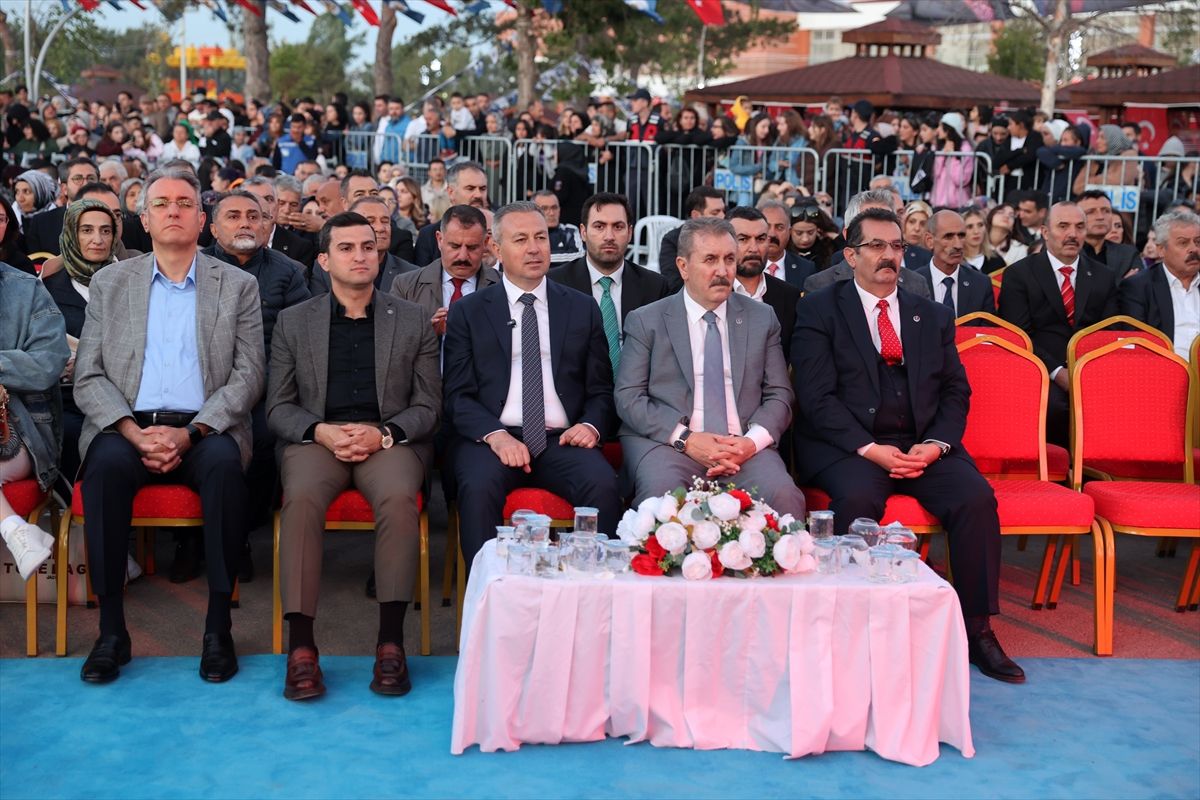 Büyük Birlik Partisi Genel Başkanı Mustafa Destici, Sivas'ta Sıcak Çermik Kaplıcası'nın sezon açılışı programında konuşma yaparken.