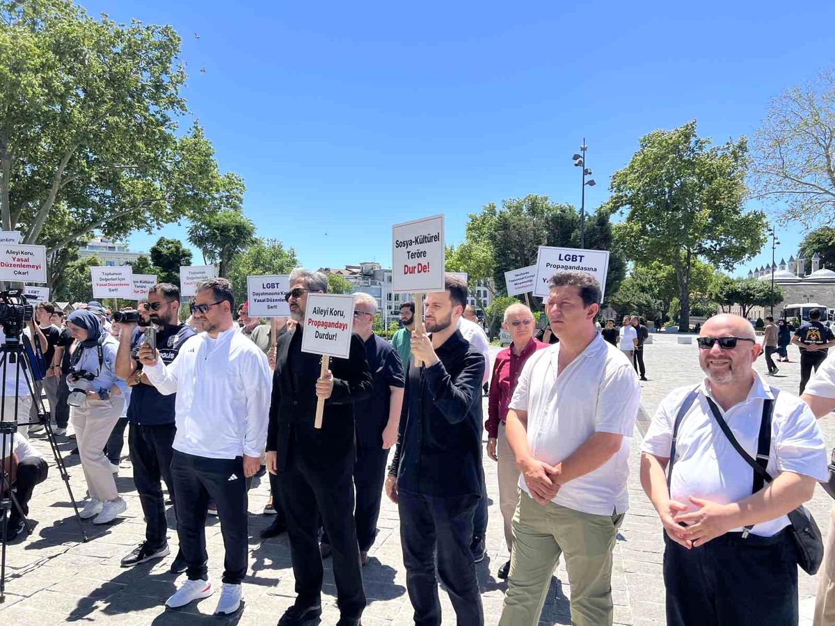 Beyazıt Meydanı'nda kruvaziyer gemisi protesto edildi