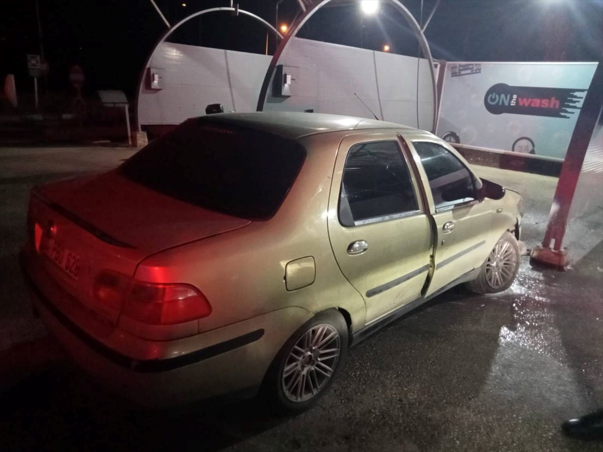 Bilecik'te otomobilin akaryakıt istasyonundaki yıkama bölümüne çarpma anı güvenlik kamerasında