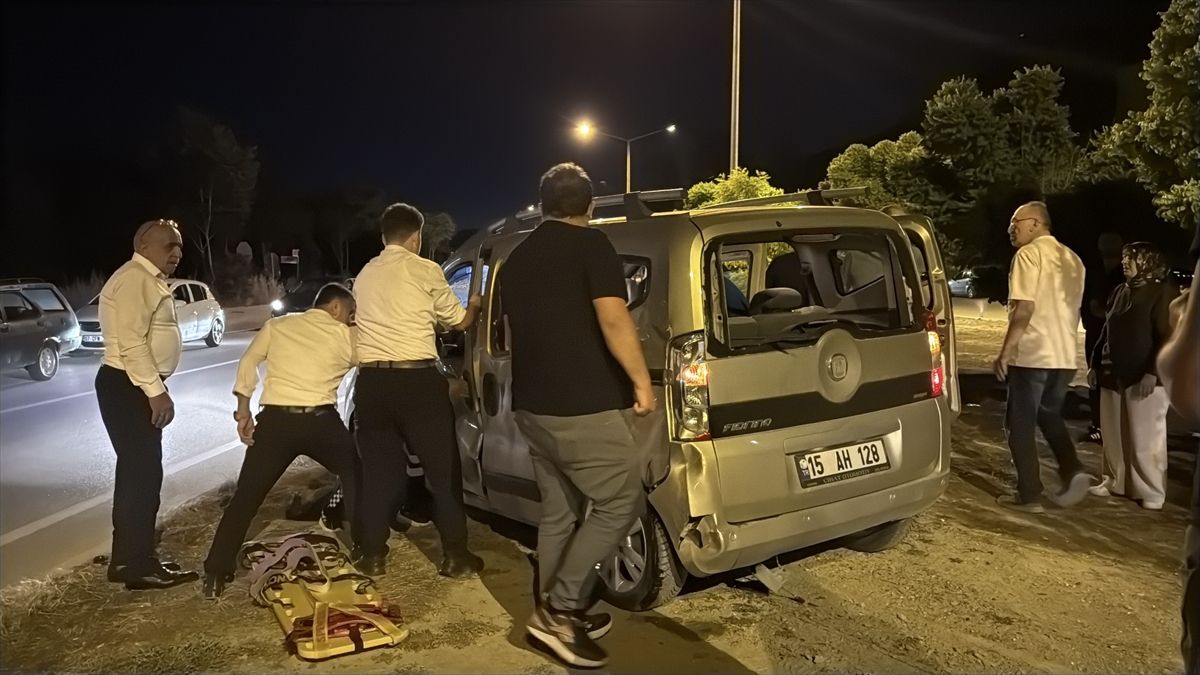 Burdur'da hafif ticari araçla yolcu otobüsünün çarpıştığı kazada 3 kişi yaralandı