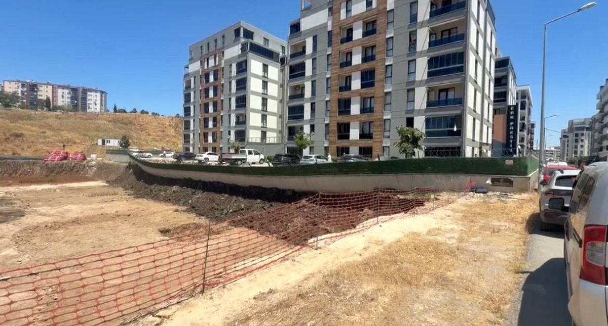 Bursa'da istinat duvarı çöktü, site sakinleri zamanla yarıştı