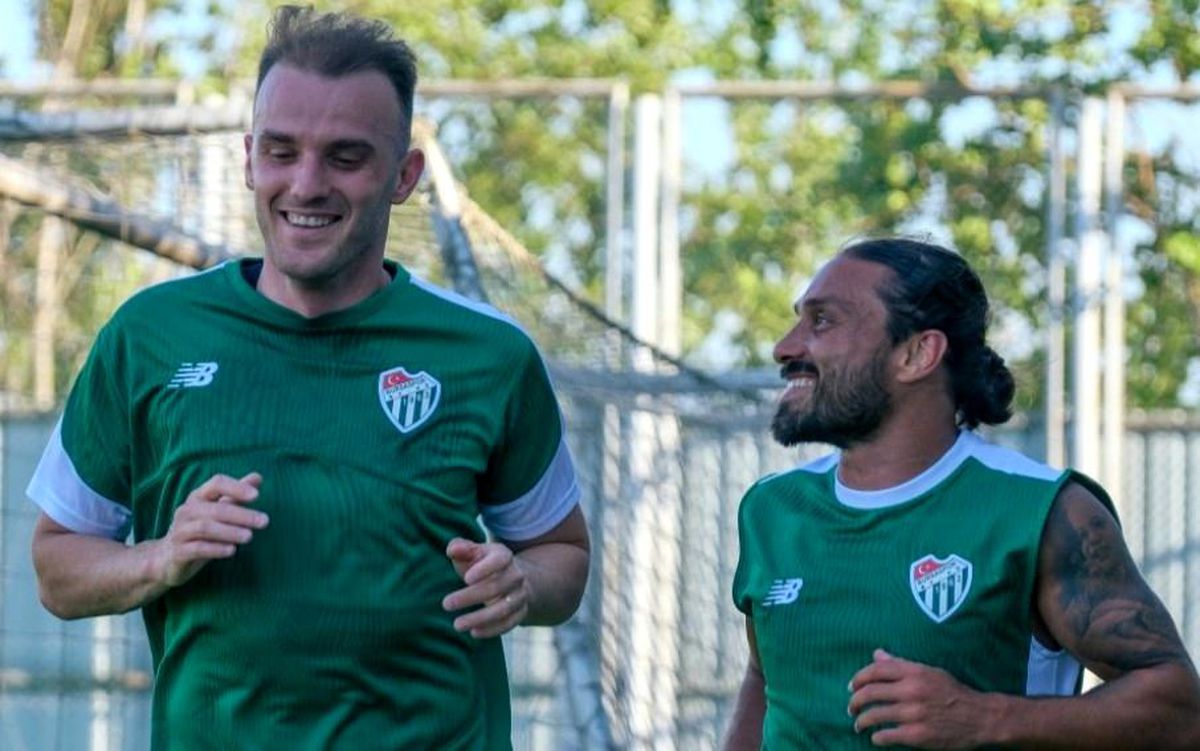 Bursaspor futbolcuları antrenman yapıyor.
