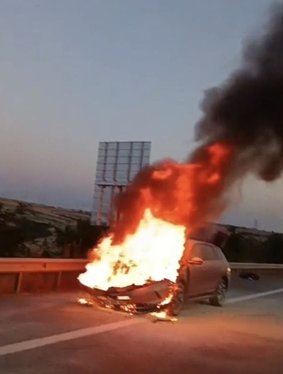 Kuzey Marmara Otoyolu'nda yanan elektrikli otomobil