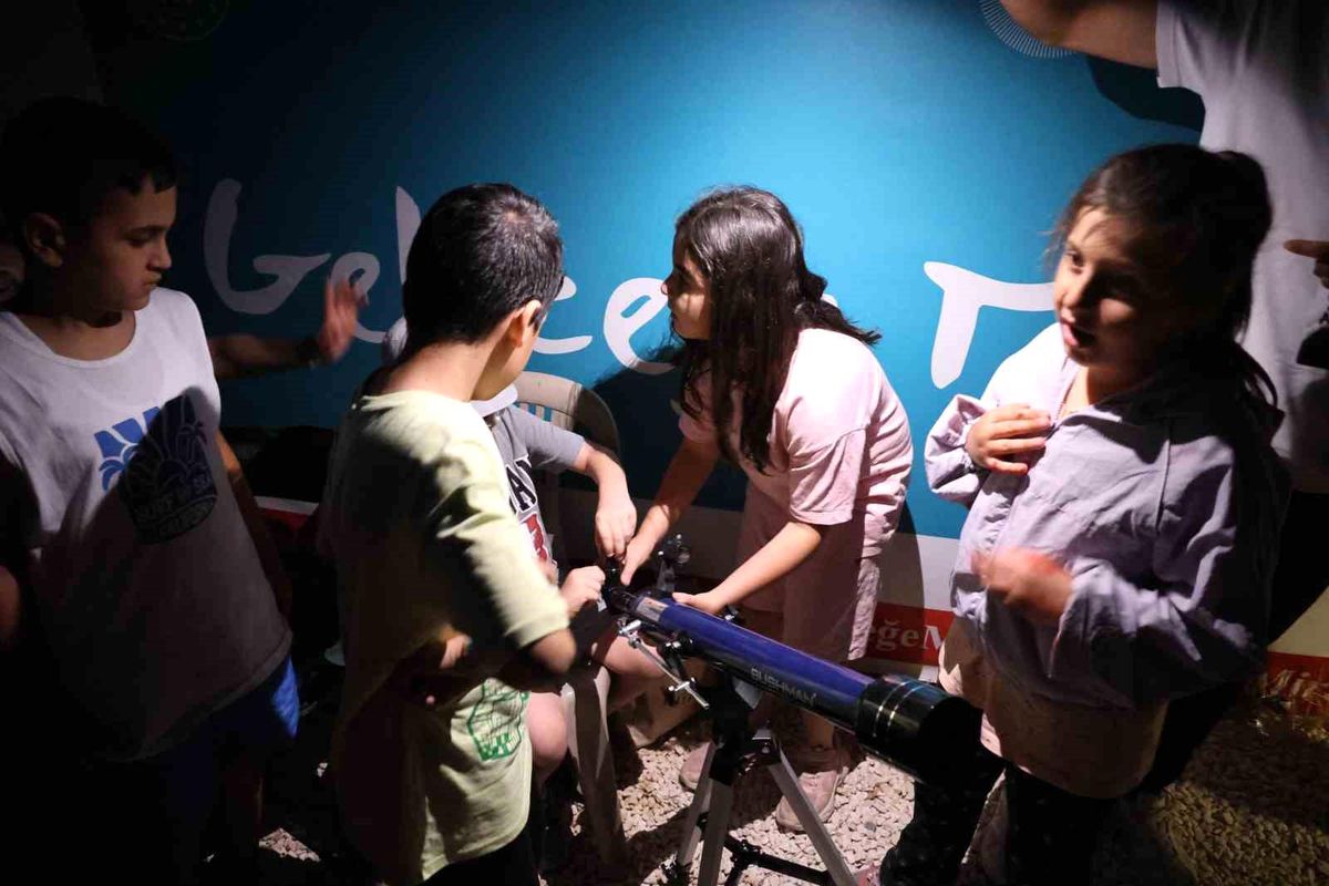 Zerzevan Kalesi'nde çocukların teleskopla gökyüzünü gözlemlediği an.