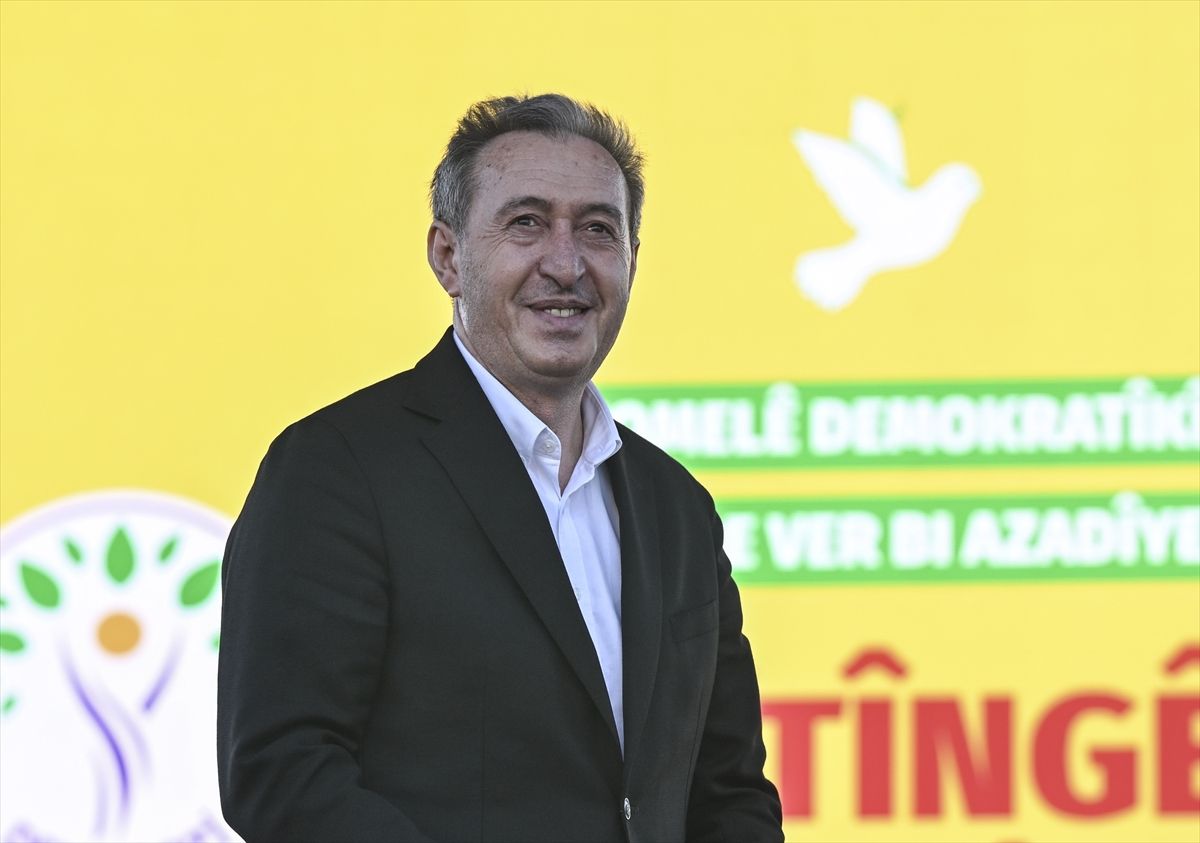 DEM Parti Eş Genel Başkanı Tuncer Bakırhan, Bağcılar'daki mitingde konuşma yaparken.