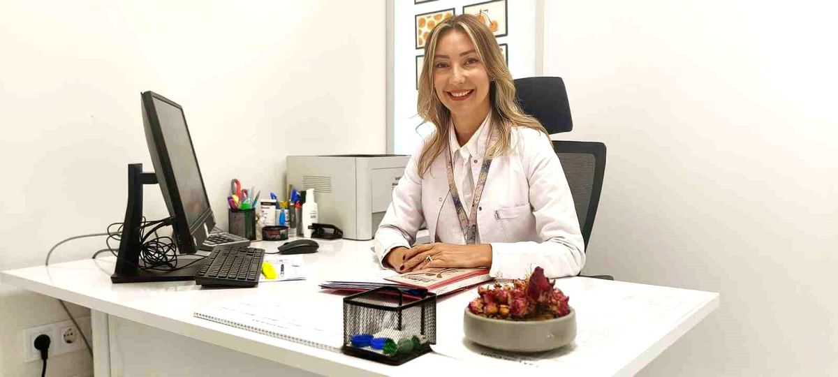 Diyetisyen Tuğçe Ünal yaz aylarında sağlıklı beslenme ve su tüketimi hakkında açıklama yapıyor.