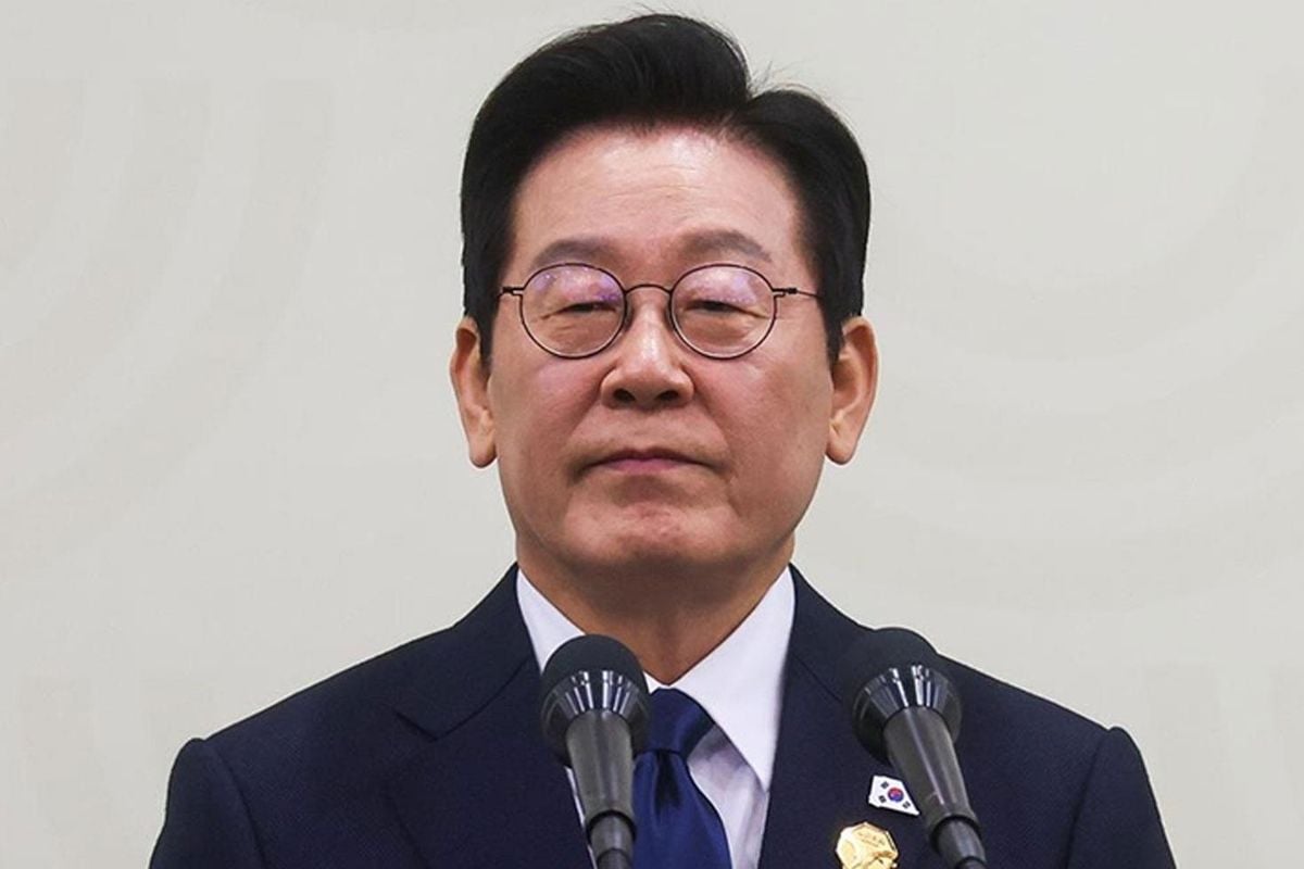 Güney Kore milli futbol takımı oyuncuları ve teknik direktör Hong Myung-bo