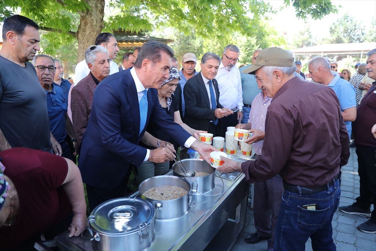 Erzincan'da muharrem ayı dolayısıyla aşure dağıtıldı