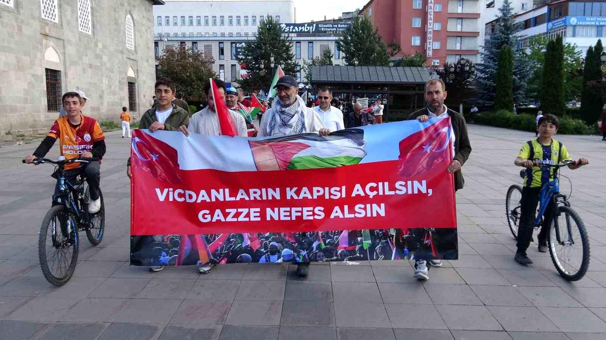 Erzurum'da Gazze için düzenlenen sessiz yürüyüşte Filistin bayrakları taşıyan kalabalık.