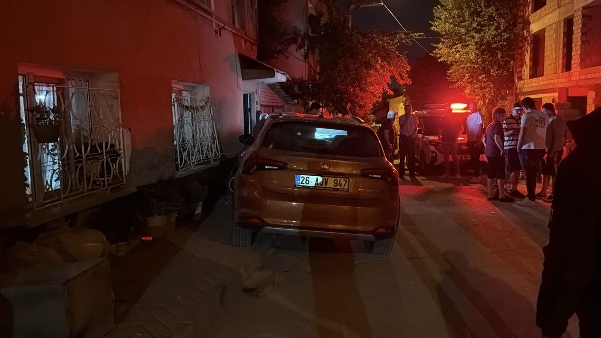 Eskişehir'de kontrolden çıkan otomobil park halindeki 2 araca çarptı