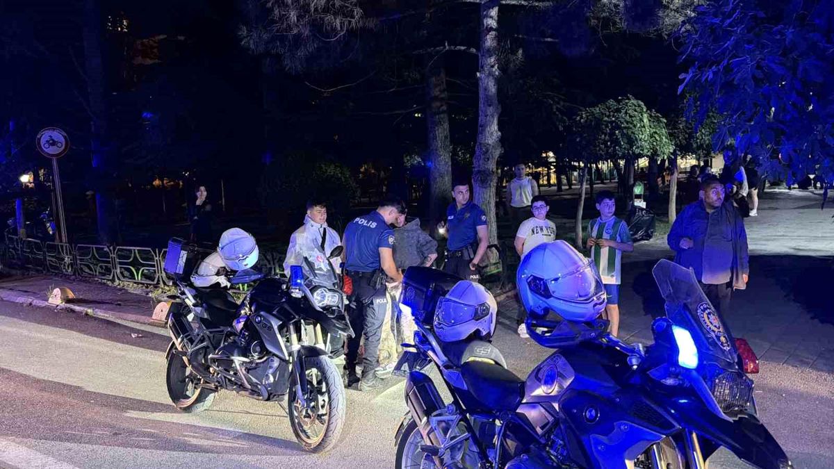 Eskişehir'de parkta alkol alan şahıslar arasında kavga