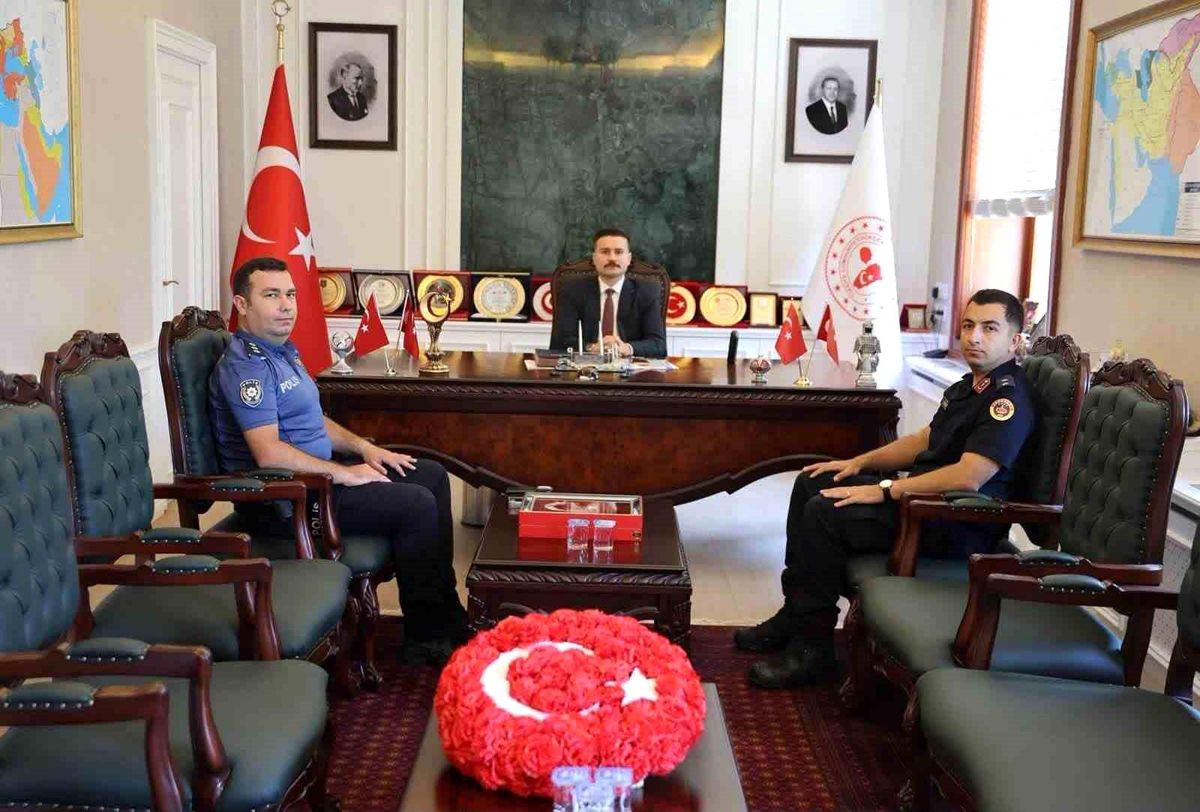 Gökçeada Kaymakamlığı binası önünde çekilmiş genel bir kare.