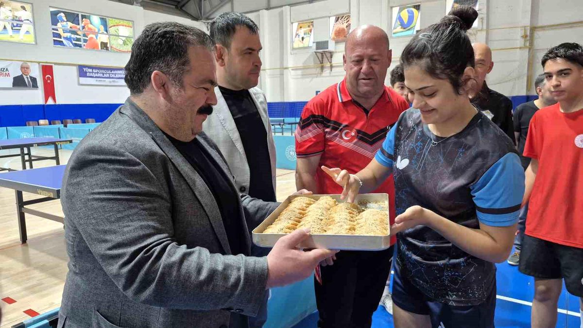 Federasyon Başkanı Gözel'den Sivas'taki Masa Tenisi Milli Takım Kampına Ziyaret