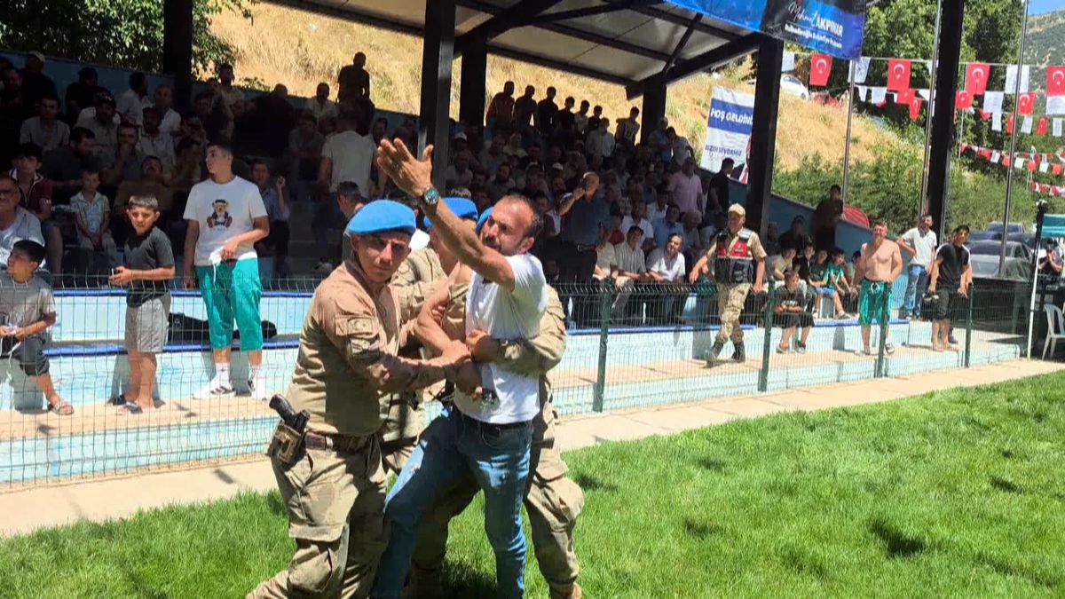 Kahramanmaraş'taki güreş festivalinde yaşanan protesto anı