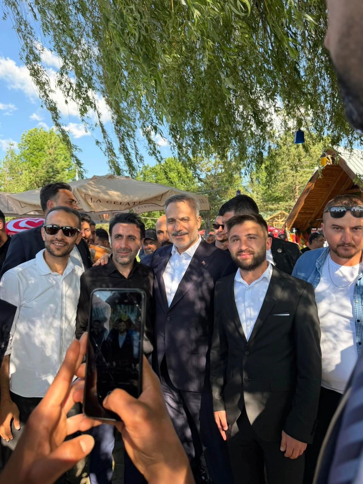Dışişleri Bakanı Hakan Fidan ve AK Parti Sözcüsü Ömer Çelik'in Bolu Yeniçağa'da vatandaşlarla sohbet ettiği an.