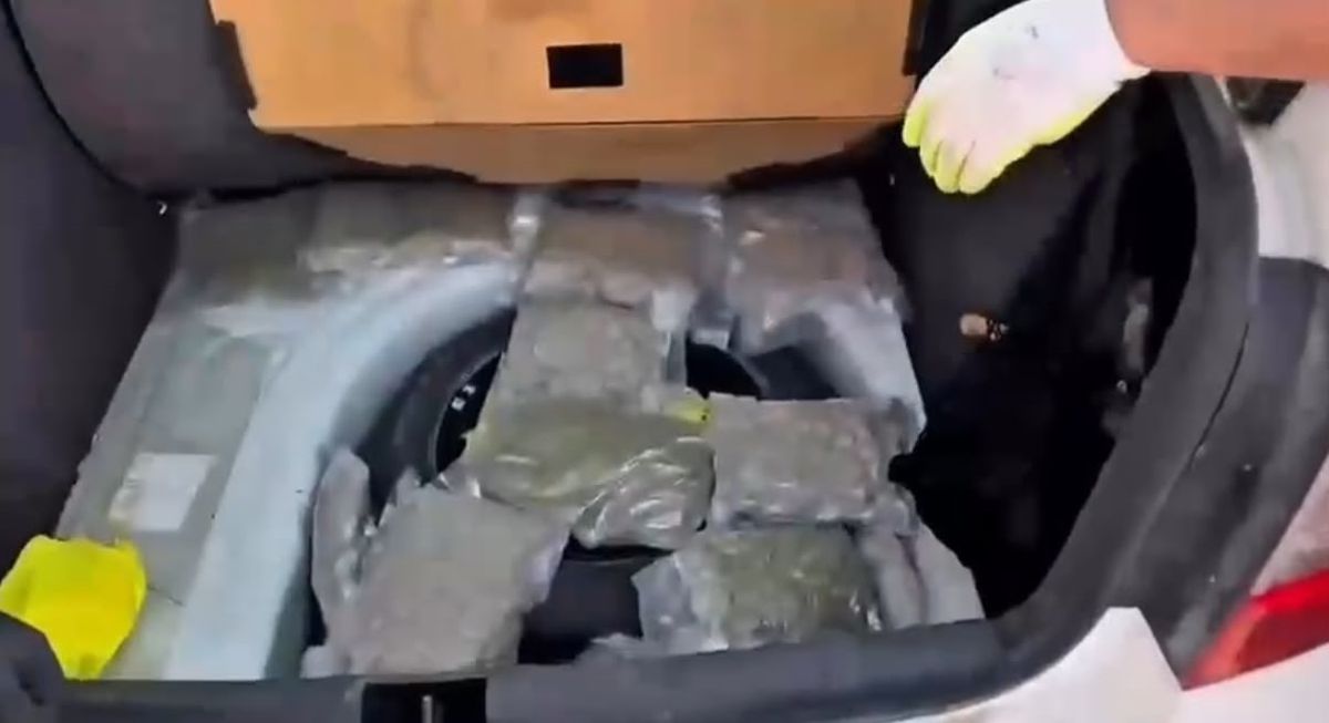 Hakkari'de polis tarafından durdurulan otomobilde uyuşturucu maddeler.