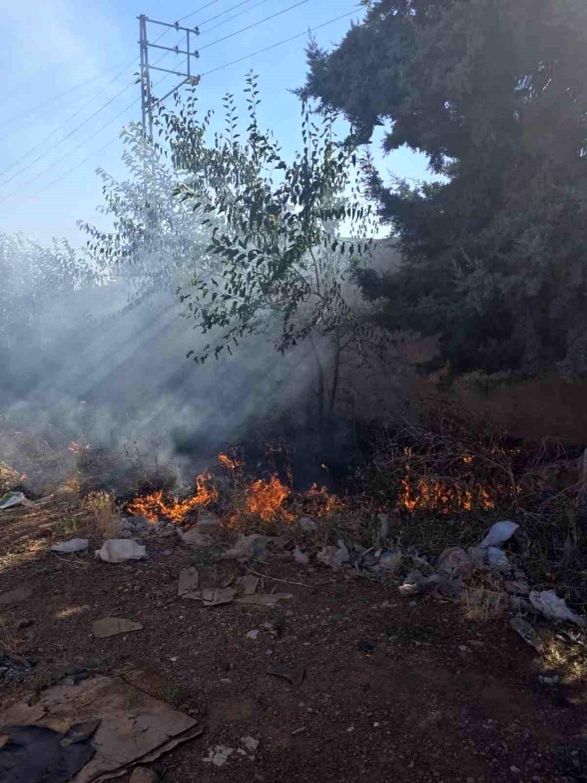 Hatay Hassa'da bahçe yangını sonrası itfaiye ekiplerinin müdahalesi