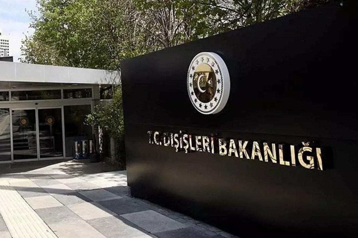Dışişleri Bakanlığı binası ve Türk bayrağı