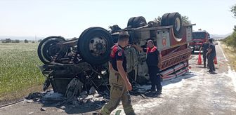 İzmir'de kaza ihbarına giden itfaiye aracının devrilmesi sonucu 2 itfaiyeci yaralandı
