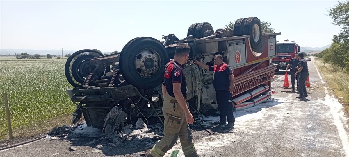 İzmir'de kaza ihbarına giden itfaiye aracının devrilmesi sonucu 2 itfaiyeci yaralandı