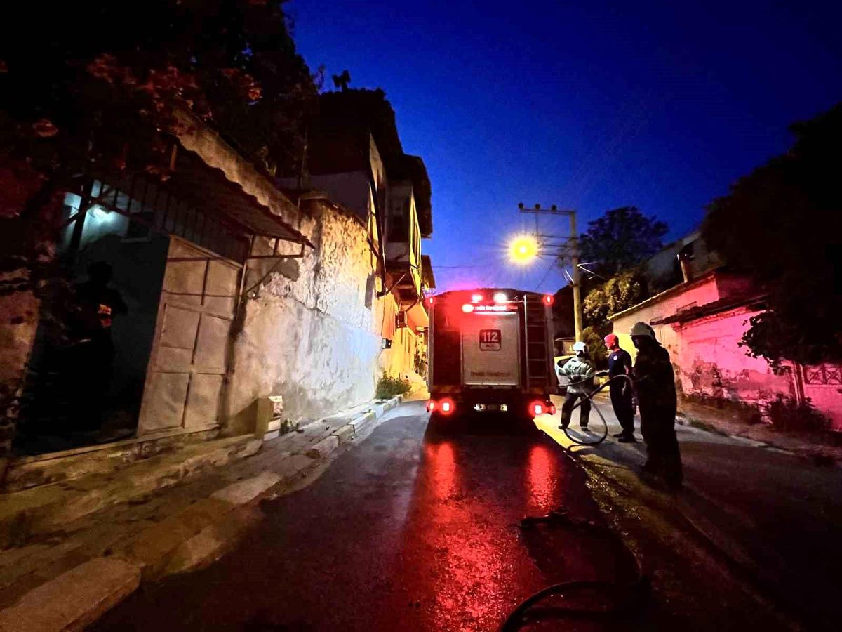İzmir'de korkutan yangın: Odun ateşinden sıçrayan kıvılcımlar evi yakıyordu