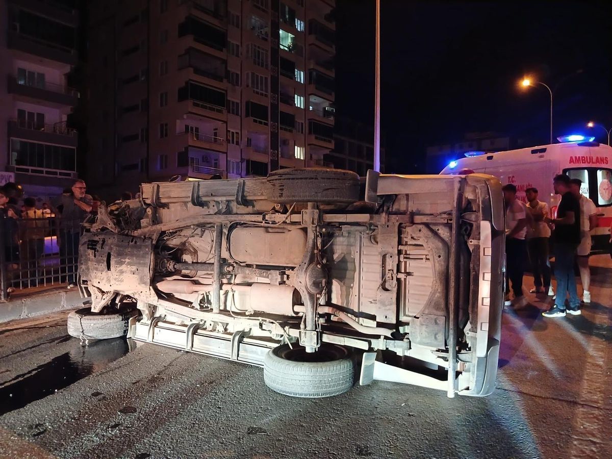 Kahramanmaraş'ta pikap bariyerlere çarparak devrildi: 2 yaralı