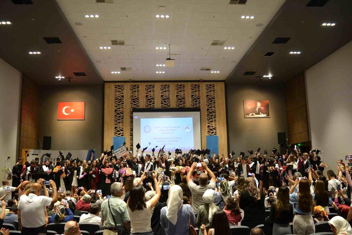 Karacabey MYO 30. Dönem mezuniyet töreninde keplerini atan öğrenciler