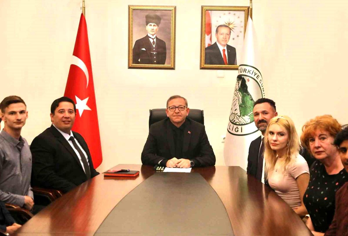 Kars Valisi Ziya Polat, Erasmus+ gençlik projesi katılımcılarıyla makamında bir araya geldi.