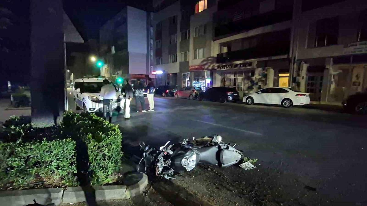 Eskişehir'de kasisten geçerken otomobil ile motosikletin çarpıştığı kaza yerinden genel görünü